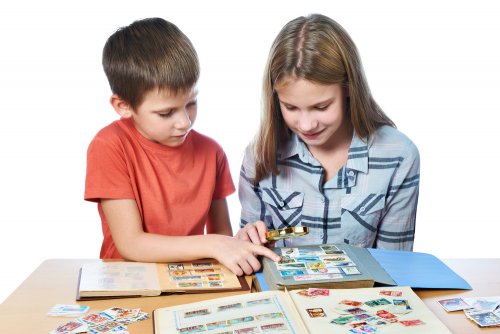 Niños coleccionando cromos y sellos.