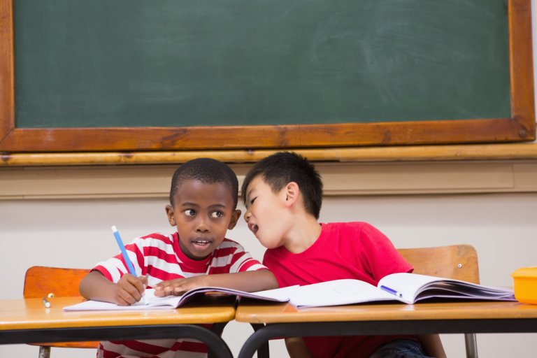 ¿Qué hacer cuando un niño habla demasiado en clase?