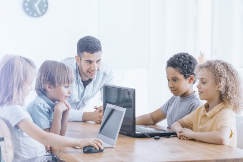 Oppilaat käyttävät Internetiä perusopetuksessa.