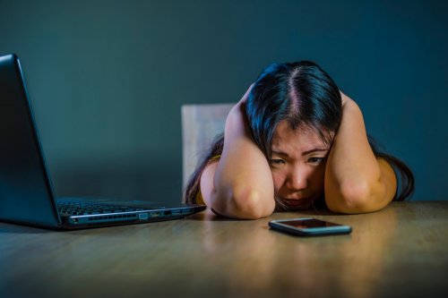 Chica sufriendo diferentes tipos de delitos cibernéticos en su adolescencia.