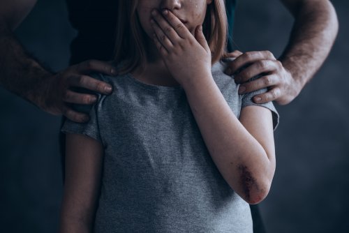 Niña víctima de abuso infantil.