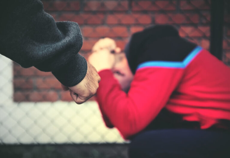 Cómo actuar si sospechas de maltrato infantil en tus vecinos