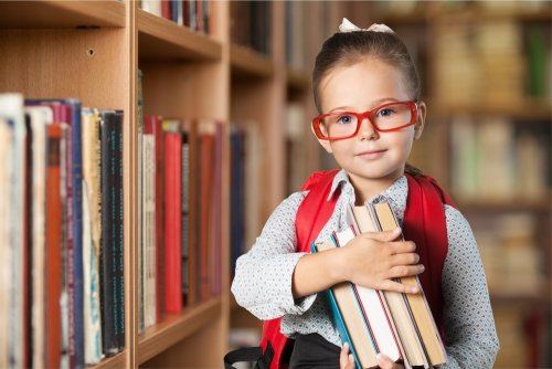 Niña en la biblioteca mejorando sus capacidades de orden superior.