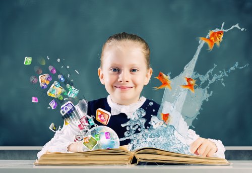 Une jeune fille devant un livre scientifique.