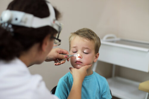 Niño en el pediatra haciéndose un examen médico.