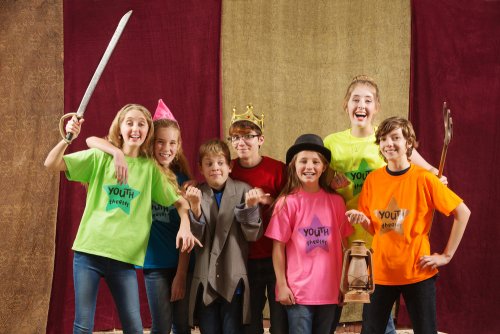 Niños con disfraces representando un teatro infantil.