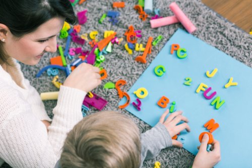 Une enseignante avec un enfant.