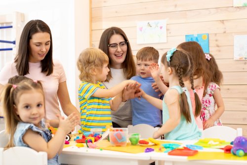 Les enfants socialisent grâce au constructivisme social, qui est la base de l'apprentissage.