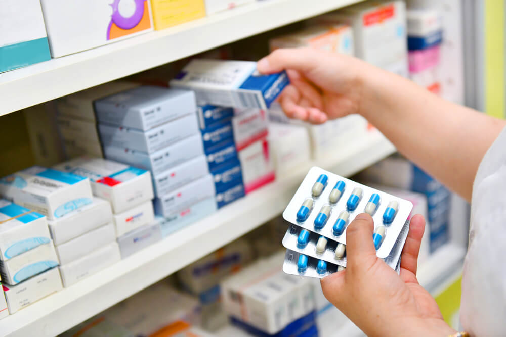 Boîtes de médicaments dans une pharmacie.