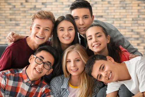 Adolescentes en plena etapa de maduración emocional y social.