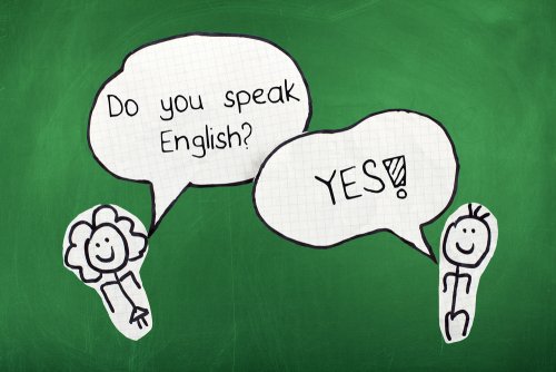 Dibujo de un niño y una niña hablando en inglés.