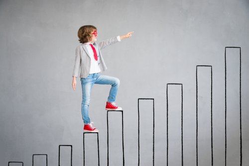 Un enfant qui gravit des escaliers.