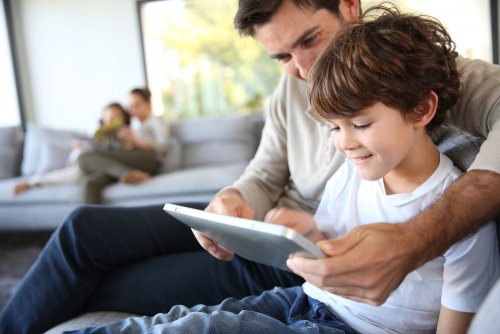 Padre e hijo buscando libros en Weeblebooks para sobrellevar la cuarentena.