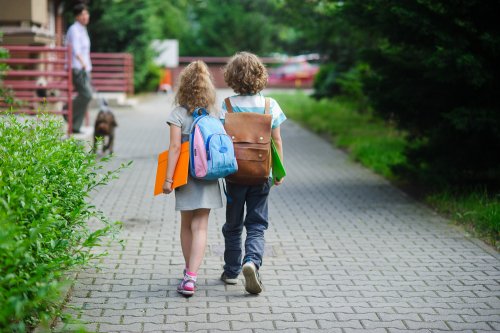 ¿A qué edad pueden los niños empezar a salir solos de casa?