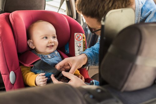 Cómo colocar la silla para niños en el coche.