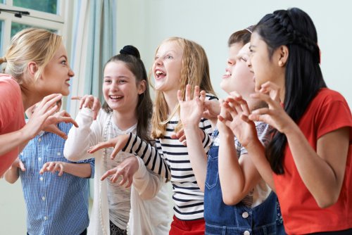 Niños en clase de teatro.