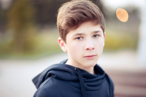 Adolescente aprendiendo consejos para no idolatrar.