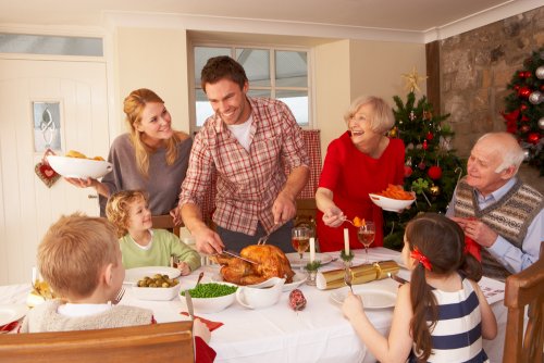 Familia en una comida o cena navideña.