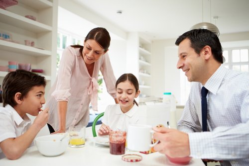 Familia desayunando junta y manteniendo una muy buena comunicación.