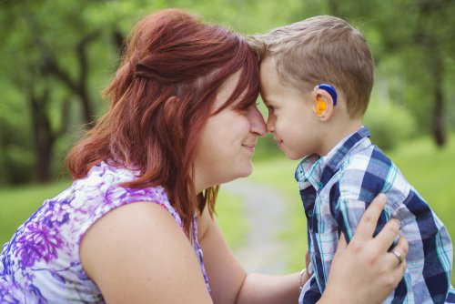Niño con hipoacusia o pérdida auditiva-