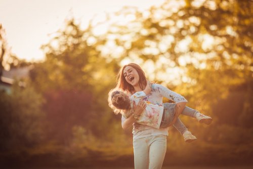Une maman qui joue avec sa fille dans la jardin.