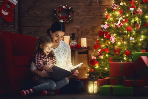 Madre leyendo con su hija un cuento sobre la Navidad.