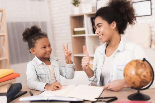 Madre ayudando a su hija a estudiar con el método PLEMA.