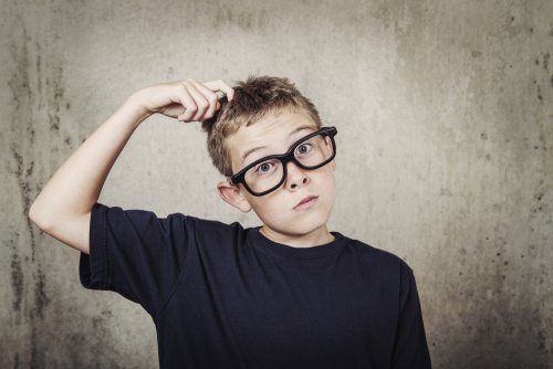 Niño pensando en sus derechos legales.