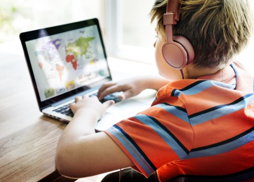 Niño con el ordenador aprendiendo gracias a la gamificación.