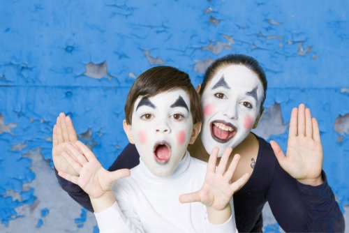 Niño con su profesora de teatro disfrazados de arlequín.