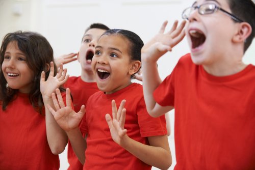 Niños aprendiendo mediante la pedagogía teatral.