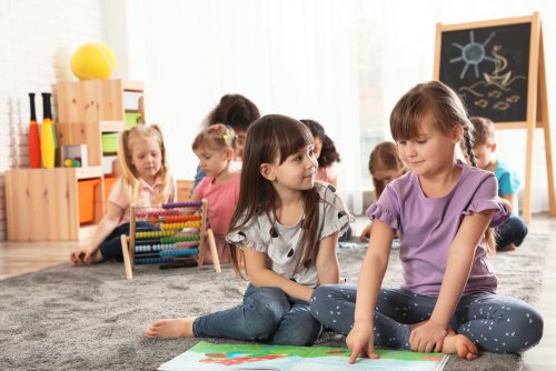 Niños en clase aprendiendo la mentalidad de crecimiento.