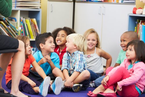 Niños aprendiendo sentido del humor en clase.