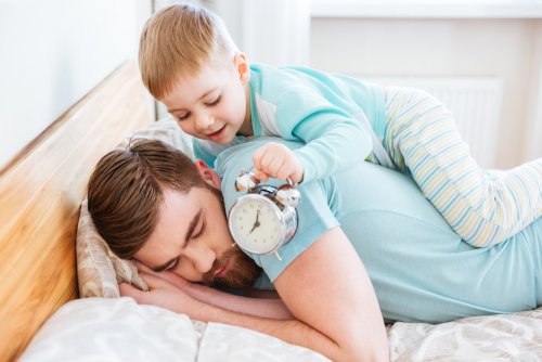 Mi hijo se despierta muy temprano.