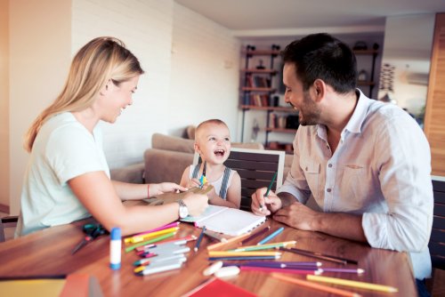 Padres pasando tiempo de calidad con su hijo teniendo en cuenta las consideraciones de algunos libros de pedagogía infantil.