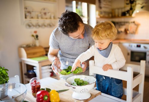 Padre en la cocina con su hijo aplicando métodos de pedagogía.