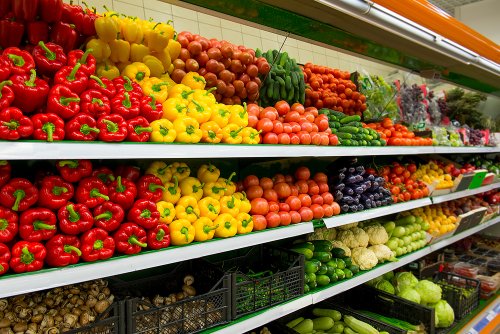 Sección de verduras del supermercado en relación al derecho de alimentos.