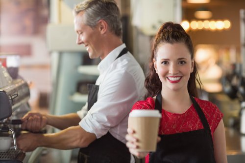 Chica adolescente de 16 años trabajando en una cafetería aprendiendo el valor del privilegio.