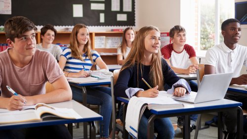 Alumnos en clase poniendo en práctica las estrategias metacognitivas.