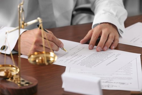 ¿Qué regula el derecho de sucesiones?
