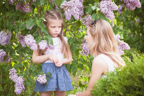 Mère parlant à sa fille pour établir des limites saines.