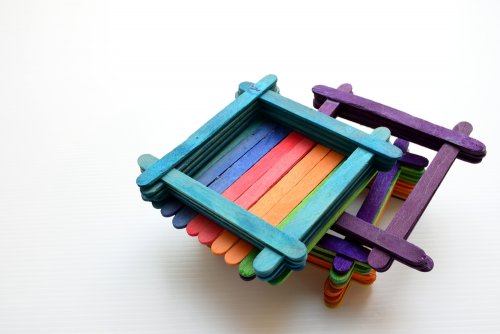 Cadres photo fabriqués avec des bâtons de crème glacée colorés.