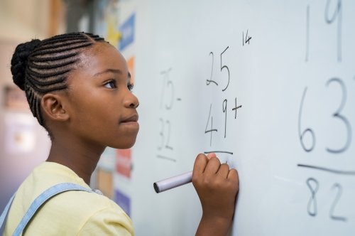 Niña en clase de matemáticas poniendo en práctica los ejercicios de cálculo mental que ha realizado en casa.