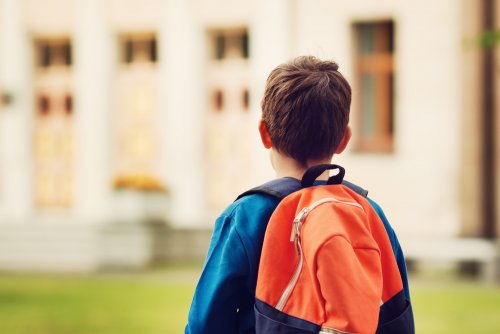 Niño llegando a su nuevo colegio.