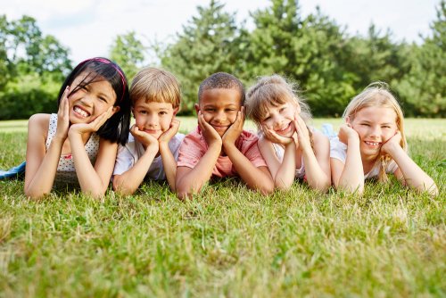 Niños al aire libre aplicando la pedagogía de Ferrière.