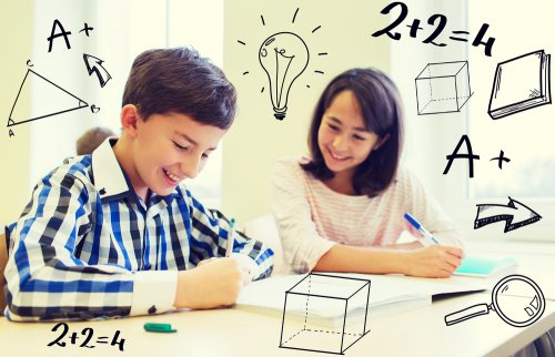 Niños desarrollando su inteligencia matemática en clase.