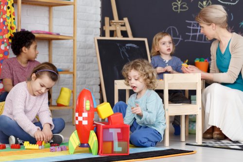 Niños jugando en el aula de educación infantil.