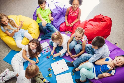 Niños jugando a juegos cooperativos en el aula.