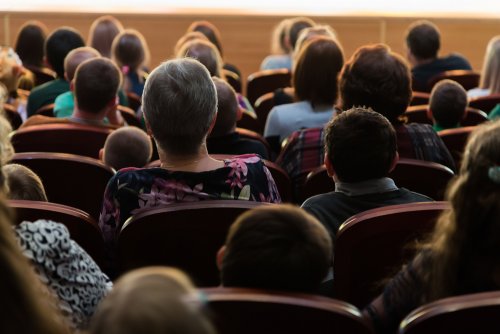 Reunión de padres para una buena colaboración con la escuela para mejorar la educación de sus hijos.