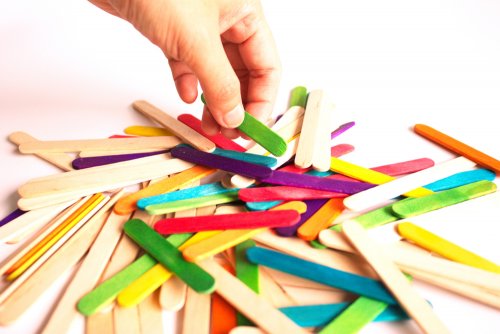 Palos de helado de colores para hacer manualidades.